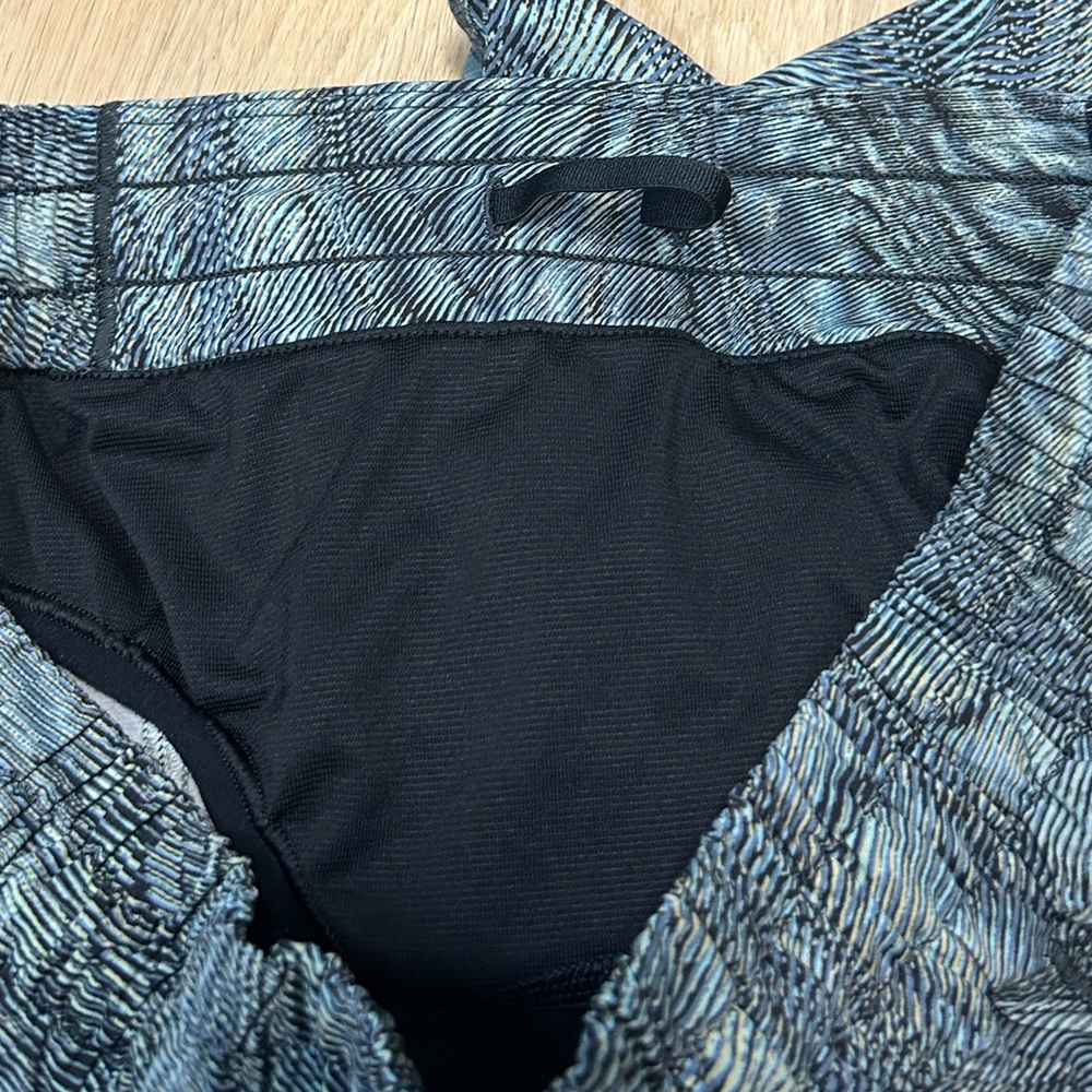 Lululemon Hotty Hot Low Rise Short 4" size 8 - Picture 9 of 9